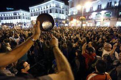 Gran número de personas en la puerta del Sol de Madrid durante la manifestación-cacerolada internacional contra las desigualdades que la plataforma "Re-acción Ciudadana" ha convocado esta tarde en la capital bajo el lema "No debemos. No pagamos", para mostrar el rechazo al pago de la deuda.