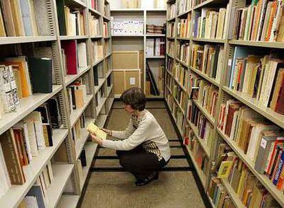 Celia Martínez, bibliotecaria de la Fundación Juan March de Madrid, entre las estanterías de la biblioteca personal de Julio Cortázar.