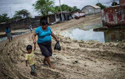 Una mujer y un niño, en la periferia de Lima.