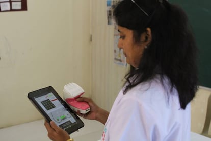 iBreastExam está conectado a una tableta que ofrece los resultados en pocos minutos y graba los expedientes. La detección temprana determina la esperanza de vida de las pacientes. Un 90% sobreviven en España, pero solo el 66% lo consigue en India; donde más del 90% no tiene acceso a recursos.