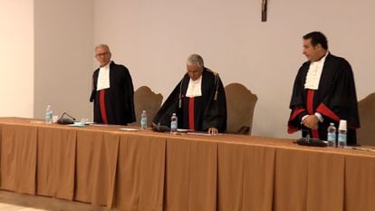 Captura de vídeo del momento en el que el tribunal vaticano absuelve a dos sacerdotes por presuntos abusos en un preseminario, este miércoles.