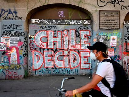 Un hombre en bici por Santiago de Chile dos días antes del referéndum del pasado 25 de octubre.