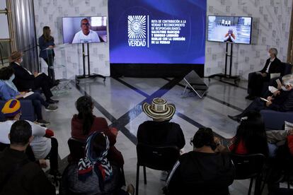 The president of the Truth Commission, the priest Francisco de Roux (d), hears Rodrigo Londoño and Salvatore Mancuso together with some victims.