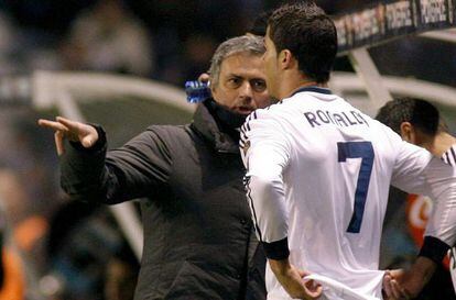 Mourinho da instrucciones a Cristiano.