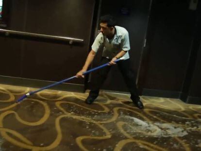 El personal del Norwegian Cruise Line limpia el exceso de agua.