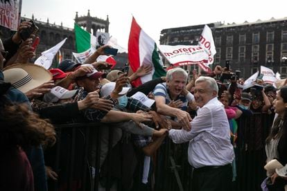 El presidente de México, Andrés Manuel López Obrador, abraza a sus simpatizantes durante una movilización en su apoyo, el 27 de noviembre de 2022.