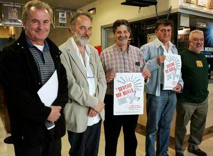 De izquierda a derecha, el cantante Víctor Manuel, los médicos Luis Montes y Carlos Álvarez, El Gran Wyoming y el cineasta Imanol Uribe, en Madrid.