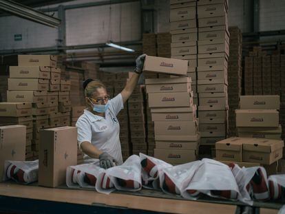 Una trabajadora en una fábrica de zapatos deportivos en Cuautitlán Izcalli (Estado de México), en 2021.