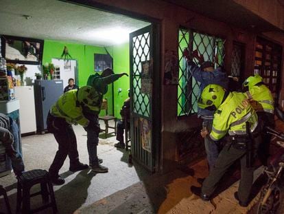 Oficiales de policía realizan una redad en un bar en Soacha (Bogotá), en 2021.