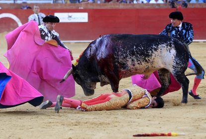 El torero, tras sufrir la cogida en la plaza de toros de Teruel.