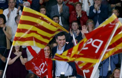 El secretario general del PSOE, Pedro Sánchez, y a la cabeza de lista por Barcelona, Carme Chacón, durante el acto de presentación de las candidaturas del PSC a las próximas elecciones generales, celebrado  en el Prat de Llobregat el 31 de octubre de 2015.