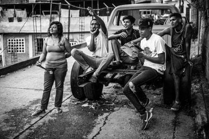 Un grupo de jóvenes pasa el rato en el barrio Petare, uno de los más grandes y peligrosos de América Latina.