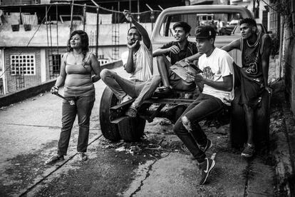 Un grupo de jóvenes pasa el rato en el barrio Petare, uno de los más grandes y peligrosos de América Latina.