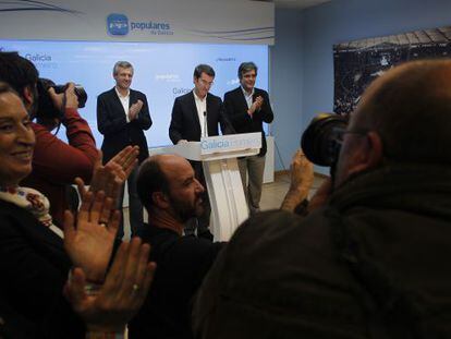 Feijóo, flanqueado por Rueda (izquierda) y Puy saluda a sus seguidores en la noche electoral.
