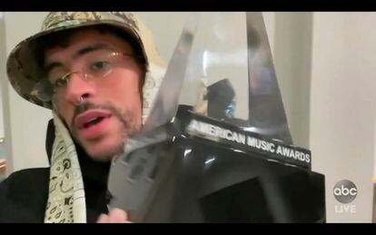 Bad Bunny recibe desde su casa el premio al mejor álbum latino por “YHLQMDLG”.