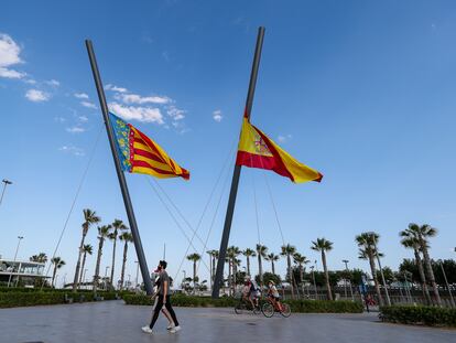 Banderas a media asta en la playa de la Malvarrosa el 3 de junio de 2020.