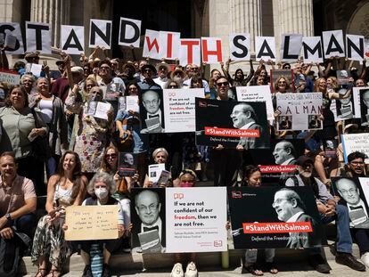 Un grupo de escritores y simpatizantes se reúnen en solidaridad con Salman Rushdie frente a la Biblioteca Pública de Nueva York.