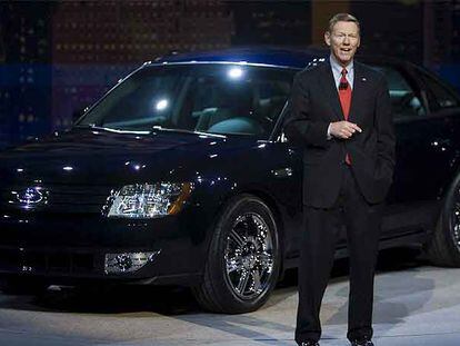 Alan Mulally, nuevo consejero delegado de Ford, presenta el nuevo Ford Five Hundred en el Salón de Detroit.