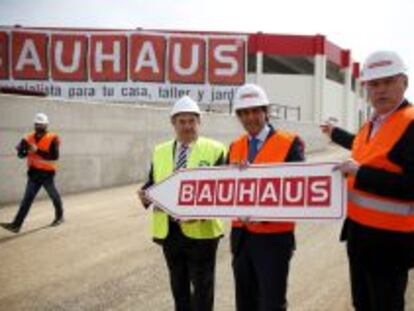 Bart Ginneberge, director general de Bauhaus Espa&ntilde;a, el primero por la derecha, en el centro del grupo en Paterna.