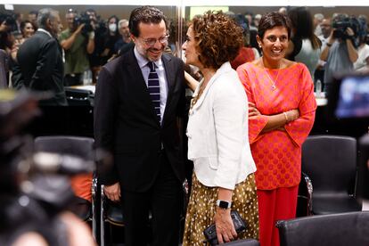 La ministra de Hacienda, María Jesús Montero, conversa con el consejero de Economía, Hacienda y Empleo de la Comunidad de Madrid, Javier Fernández-Lasquetty, en julio.