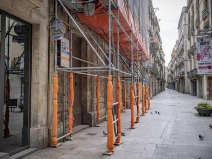 Edificio en rehabilitación en Barcelona.