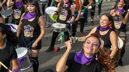 Batucada feminista en la Marcha del Día Internacional de la Eliminación de las Violencias contra las Mujeres en Bogotá.