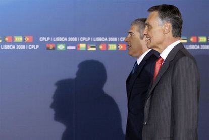 El primer ministro, José Sócrates (en segundo término), junto al presidente de Portugal, Aníbal Cavaco.