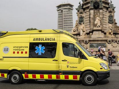 En la imagen de archivo, una ambulancia de Emergències Mèdiques, en Barcelona.