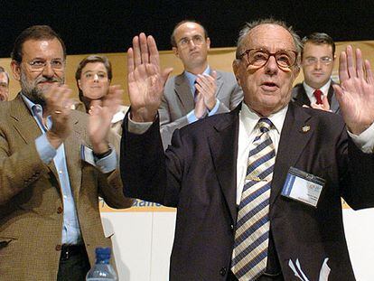 Mariano Rajoy aplaude a Manuel Fraga tras el discurso de éste en la clausura del XII congreso del PP gallego.