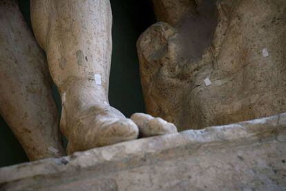 Detalle de los desperfectos de la escultura 'Hércules Farnese'