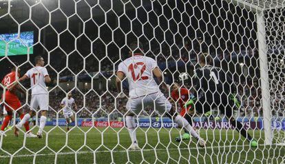 El jugador inglés Harry Kane marca el gol de la victoria para Inglaterra.