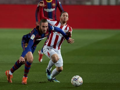 Mingueza disputa el balón ante Muniain.