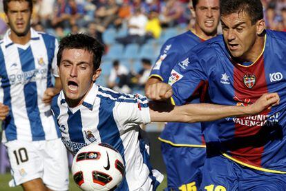 Ballesteros y Llorente luchan por el balón