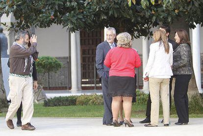 El diputado Juan Manuel Sánchez Gordillo simula, ayer en el Parlamento, que hace una foto a José Antonio Griñán.