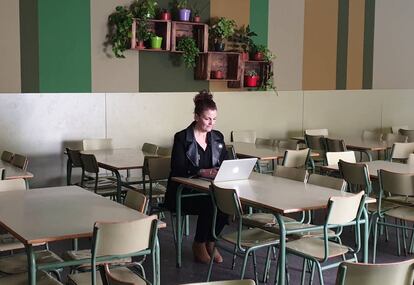 Cristina Romero en el comedor de un colegio.