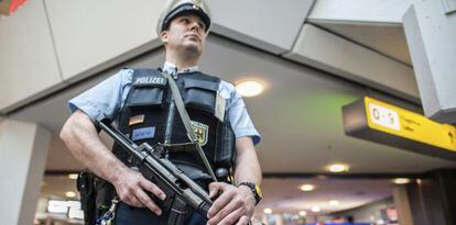 Un policia vigila l'aeroport Tegel de Berlín.
