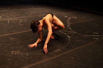 La bailarina suiza Lorena Dozio, en un momento de su coreografía 'Alibi', presentada en la Bienal de Venecia.