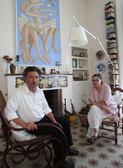 Gaetano Pisano y Blandine Pellet, en su estudio de pintura de Palafrugell (Girona). Abajo, Nando García.