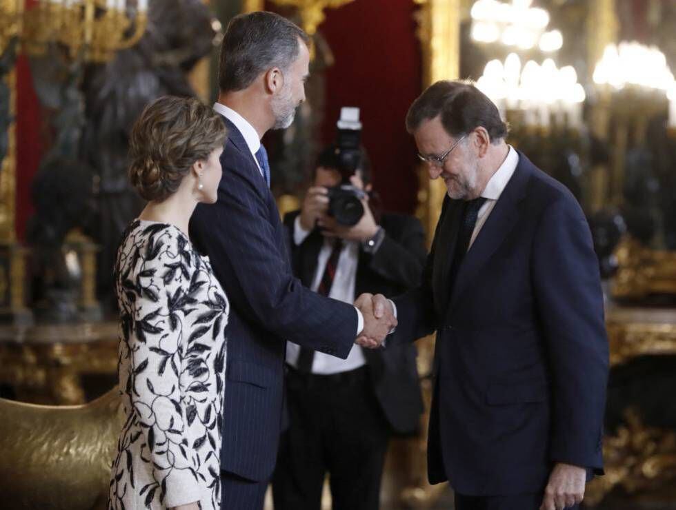 Los Reyes saludan a Mariano Rajoy, este miércoles.