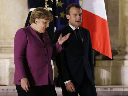 El presidente francés, Emmanuel Macron, y la canciller alemana, Angela Merkel, el viernes en París.