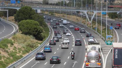 Vehículos en la carretera de A Coruña, durante la Operación Salida del pasado 15 de agosto.
