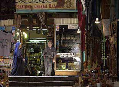 Un comerciante, en la puerta de su tienda, vacía, en la zona más turística de Jerusalén.