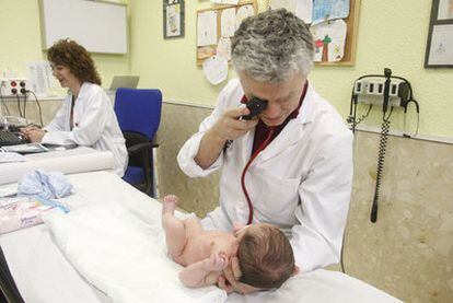 Un pediatra atiende a un bebé en un ambulatorio de Osakidetza en la capital vizcaína.