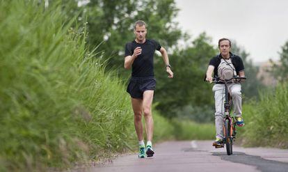 Donati sigue a Schwazer en bicicleta y marca los tiempos del entrenamiento