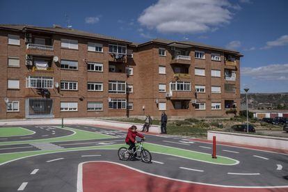 Durante los años de apogeo de la central, se construyeron decenas de promociones de pisos muy parecidos a los de cualquier barrio obrero de los centros urbanos, creando un contraste llamativo respecto a las montañas que se vislumbran a lo lejos. Allí vivieron los nuevos pobladores, gente que acudió a Andorra (Teruel) por todo el trabajo que había en la zona.