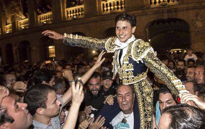 Roca Rey sale por la puerta grande de la plaza de Valencia.