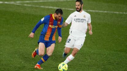 Isco y Messi durante el partido entre Real Madrid y FC Barcelona el pasado 10 de abril.