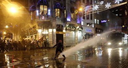 Manifestantes y policías se enfrentan en una protesta, hoy, en Estambul.