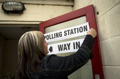 Una mujer prepara unos carteles durante la jornada electoral en Sutton, al norte de Inglaterra.
