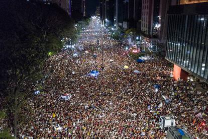 Miles de personas se congregan en la Avenida Paulista de São Paulo tras la victoria de Lula da Silva, este domingo.